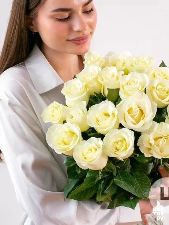 19 белых роз